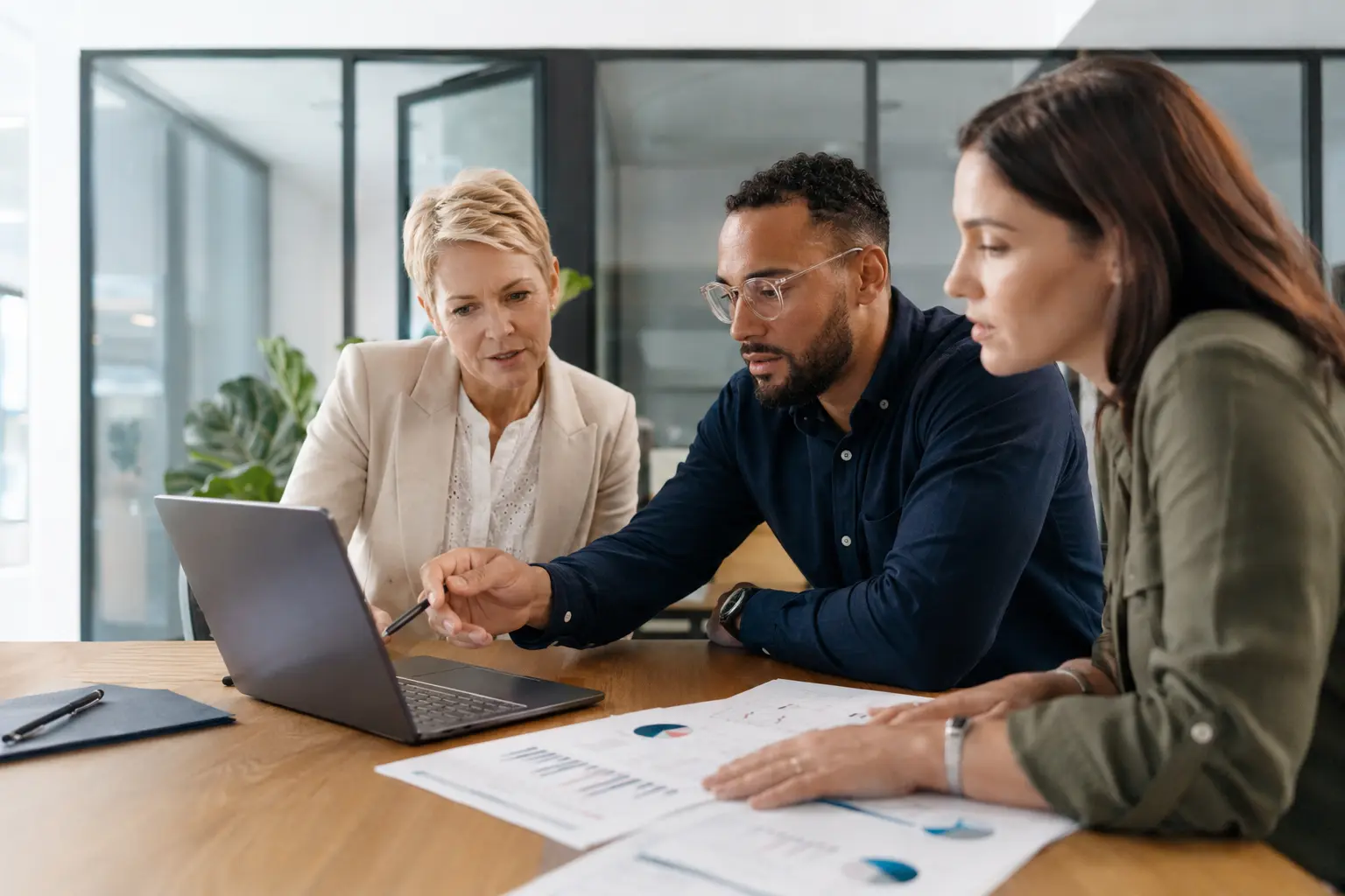 Midjar SEO services team planning a growth strategy